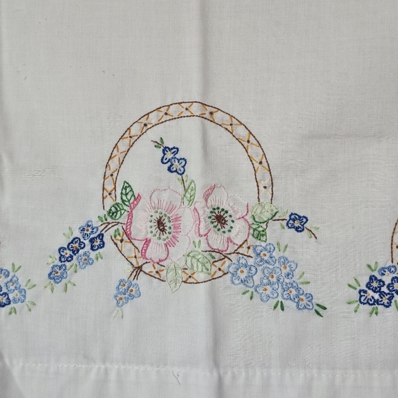 Hand Embroidered 2 Standard Size Vintage Pillowcases Floral Flowers *Read* - Picture 4 of 12